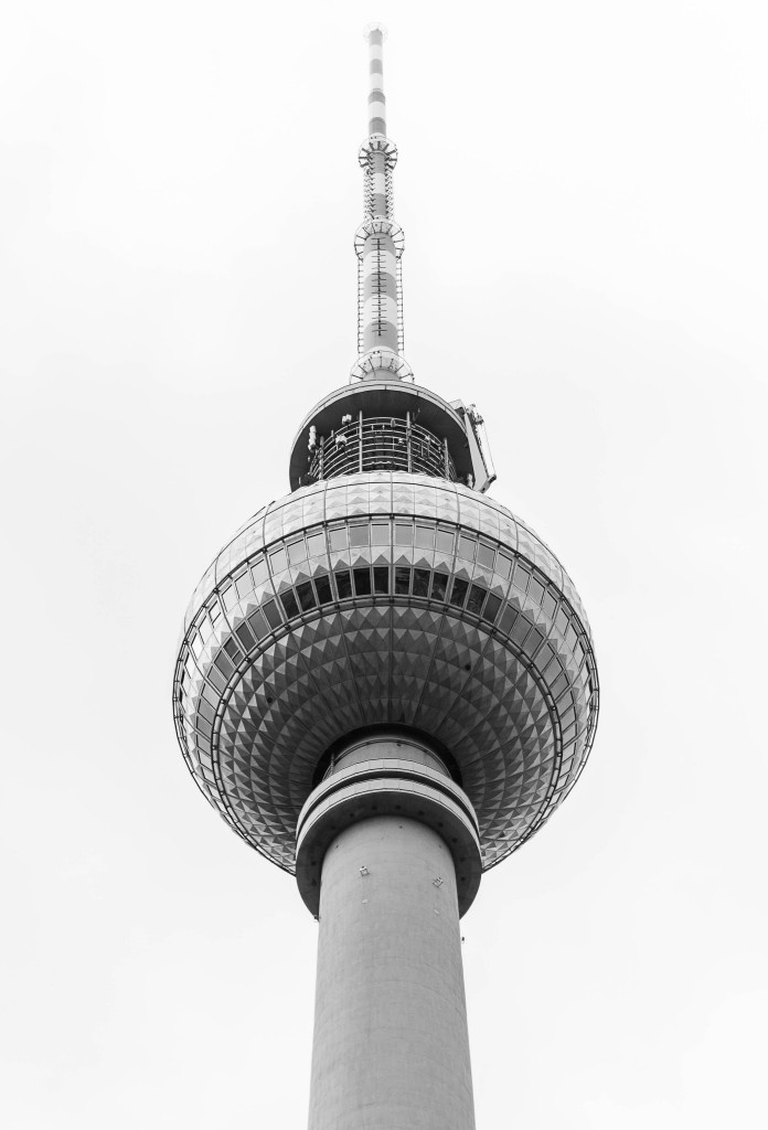 Fernsehturm Berlin (Menschen, die in Sucher starren)
