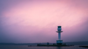 Morgenrot mit Leuchtturm (Morgens am Strand)